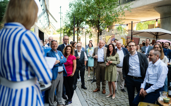 Sommer, Sonne, Stadtflair – unser blauer Tisch im Sommermodus